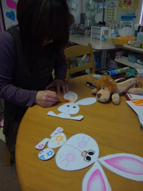 純子さん　絵を描いています.JPG